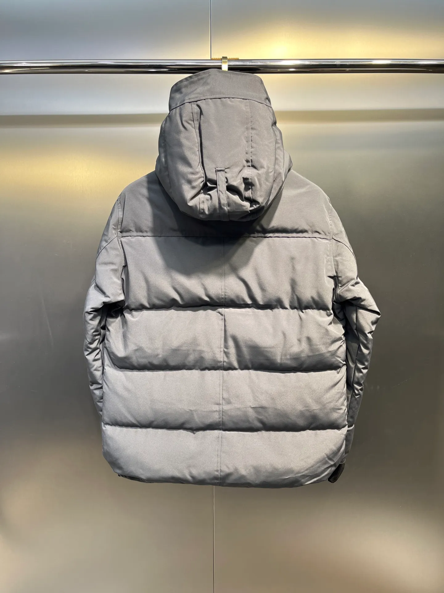 P700 Goose 🌟17 styles of chest patch, same style for men and women, cold-resistant down jackets! The fur collar is detachable. The natural Siberian coyote fur collar has a delicate yet strong feel, which comes from the sense of life that comes from the erosion of wind and frost in nature. The market usually uses raccoon fur or fake fur instead, which is not even the slightest bit better! The collar part has cold-proof flannel, which is close to the head and neck, comfortable and warm! The fabric is made of high-density nano-level waterproof fabric, which is windproof and wear-resistant and has a certain thickness! The zipper is the official YKK brand! The waist has an elastic waistline design that can be adjusted according to yourself! There is also an anti-wind Velcro inside! Seamless threaded cuffs to avoid stiffening! In order to prevent cold wind from pouring in, a double closure design is adopted. On the premise of the traditional zipper fly, six Velcro fasteners are used for secondary closure, which brings better warmth retention effect. It retains the classic hooded design and uses super large luxurious wolf fur to protect against wind and cold. No matter how low the temperature is this winter, one piece is enough. I’ll give you the wind and temperature. Size: s-xl